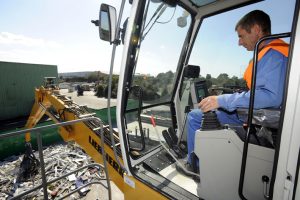 Chauffeur grue ferraille métaux collecte